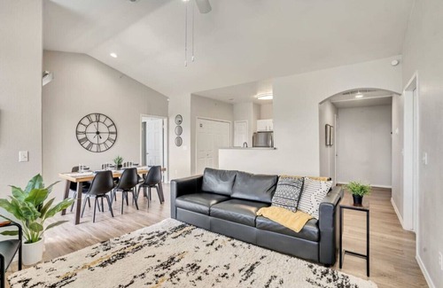 Clearfield Apartamento | Stylish 2BR Apt with Twin over King Bunk, Pool, and Fitness Center, Close to Hill AFB