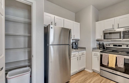 Clearfield Apartamento | Stylish 2BR Apt with Twin over King Bunk, Pool, and Fitness Center, Close to Hill AFB