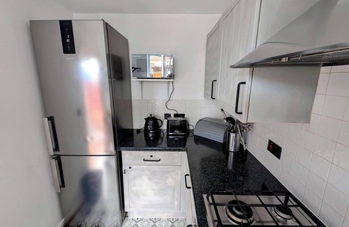 West Thurrock Casa | 🏡 Stylish 2BR En-Suite Home | 25min Fast Train to London |Lakeside | BBQ + Shed