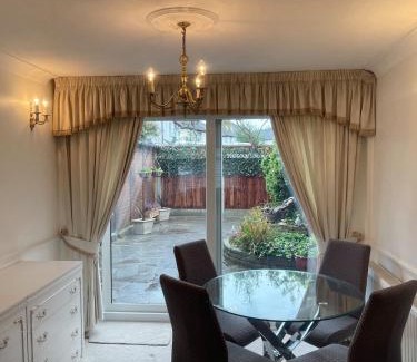 Fairlop Casa | Stylish 3 Bed House Located in the Heart of Chigwell