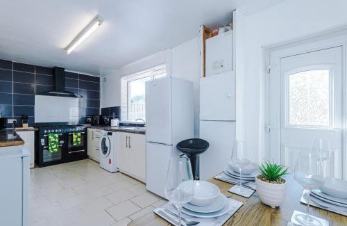 Bradford Casa | Stylish 3 bed house sleeps 5 free parking
