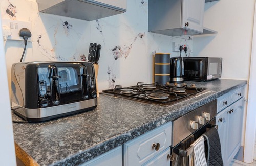 Gillingham Casa | Stylish 2 Bed House - Sleeps 6, Pool Table, Near Station, Contractor Friendly