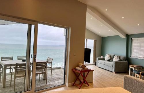 Westleigh Apartamento | Stylish 3-Bed Seaview Retreat with Balcony - Steps from the Beach - Westward Ho!