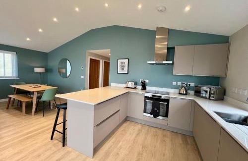 Westleigh Apartamento | Stylish 3-Bed Seaview Retreat with Balcony - Steps from the Beach - Westward Ho!