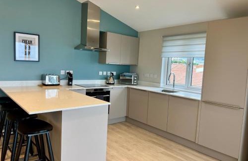Westleigh Apartamento | Stylish 3-Bed Seaview Retreat with Balcony - Steps from the Beach - Westward Ho!