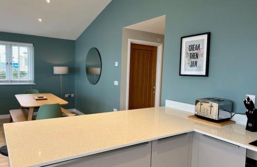 Westleigh Apartamento | Stylish 3-Bed Seaview Retreat with Balcony - Steps from the Beach - Westward Ho!