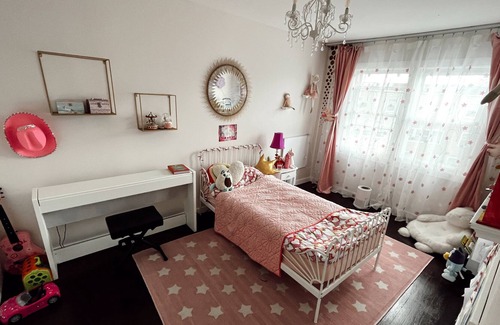 Greenville Casa | Stylish 3 bedroom home near Manhattan with backyard and parking. Pet friendly