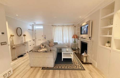 Kensington Villa | Stylish 3-Bedroom Terrace House Near Earls Court