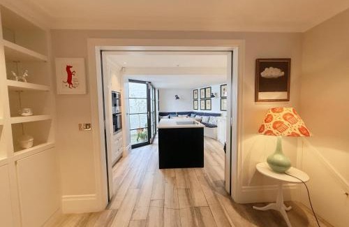 Kensington Villa | Stylish 3-Bedroom Terrace House Near Earls Court