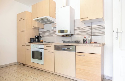 Favoriten Apartamento | Stylish 3BR Apt With Balcony City Center