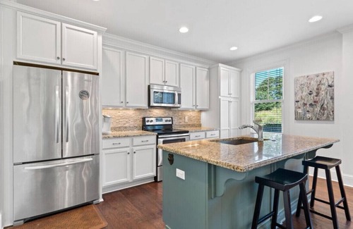 Reynolds Landing Cabaña | Stylish 3BR Retreat in Reynolds Landing - Greensboro GA