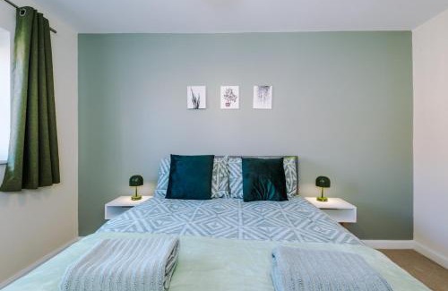 Ewloe Casa | Stylish 3BR Semi-Detached Home - Peaceful Area with Driveway