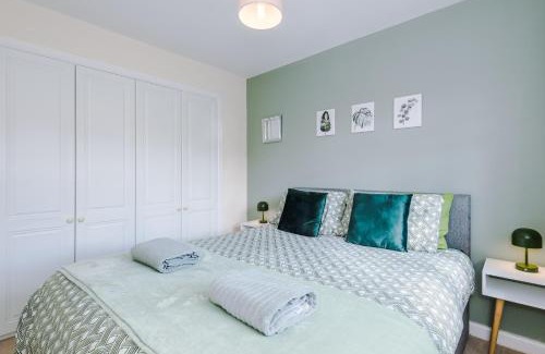 Ewloe Casa | Stylish 3BR Semi-Detached Home - Peaceful Area with Driveway