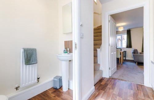 Ewloe Casa | Stylish 3BR Semi-Detached Home - Peaceful Area with Driveway