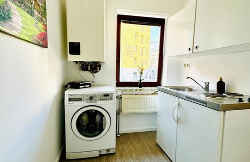 Grinzing Apartamento | This comfy room in a shared apartment offers a comfortable stay for up to 3 people. The room offers shared bathroom and kitchenette. It is located in a vibrant and well-connected neighborhood. The area offers numerous shopping options, restaurants, and a