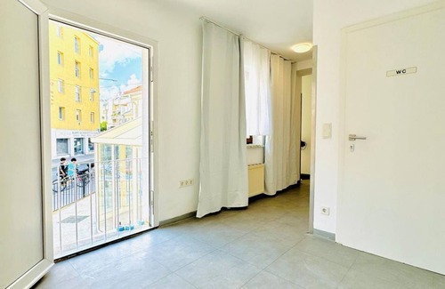 Grinzing Apartamento | This comfy room in a shared apartment offers a comfortable stay for up to 3 people. The room offers shared bathroom and kitchenette. It is located in a vibrant and well-connected neighborhood. The area offers numerous shopping options, restaurants, and a