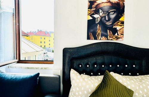 Grinzing Apartamento | This comfy room in a shared apartment offers a comfortable stay for up to 3 people. The room offers shared bathroom and kitchenette. It is located in a vibrant and well-connected neighborhood. The area offers numerous shopping options, restaurants, and a