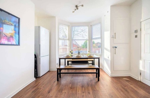 Trafford Apartamento | Spacious & Cozy Manchester Stay – Great for Business & Family Trips with Parking