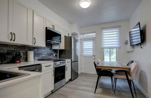 Sainte-Marie Apartamento | Stylish 4BR Unit Near Plateau and DT MTL