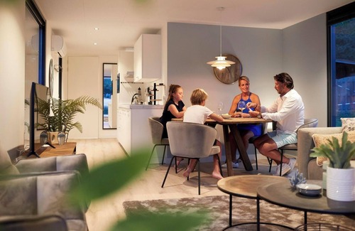 Maasbree Casa | Stylish 4+1-person lodge with a terrace extending over the lake, luxury kitchen, walk-in shower and air conditioning.