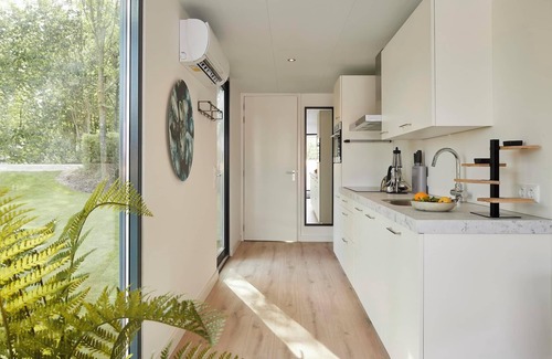 Maasbree Casa | Stylish 4+1-person lodge with a terrace extending over the lake, luxury kitchen, walk-in shower and air conditioning.