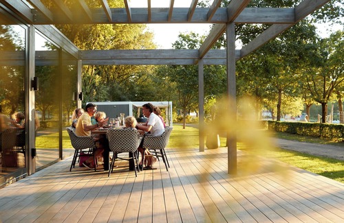 Maasbree Casa | Stylish 4+1-person lodge with a terrace extending over the lake, luxury kitchen, walk-in shower and air conditioning.