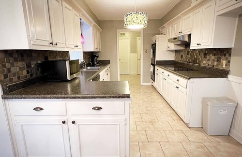 East Memphis Casa | Stylish 6BR Retreat Memphis BBQ+games