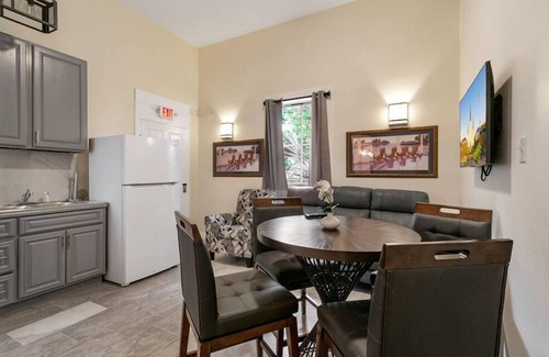 Faubourg Lafayette Condominio | Stylish and Spacious Urban Retreat in NOLA