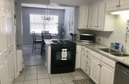 Thomasville Casa | Stylish and Spacious Townhouse overlooking Andrews Lake