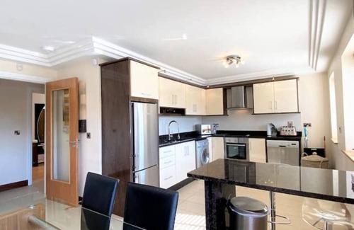 Galway Apartamento | Stylish apartment with Jacuzzi Bath, 2 minutes from the ocean