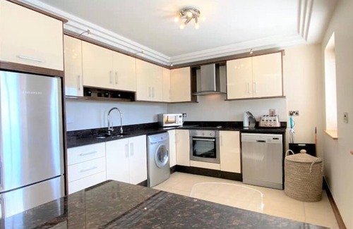 Galway Apartamento | Stylish apartment with Jacuzzi Bath, 2 minutes from the ocean