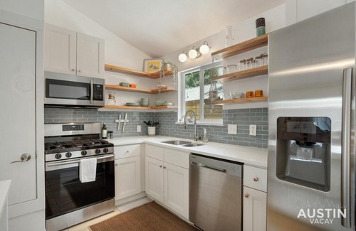 North University Apartamento | Stylish Austin Retreat w Luxurious King Bed and WD