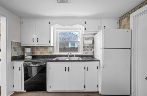 West Yarmouth Casa | Stylish Cape Escape | Walk to Beach | Central AC