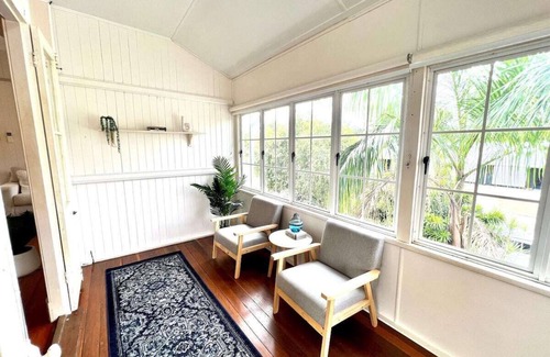 Hermit Park Apartamento | Stylish City Fringe 2 Bed Upstairs Unit