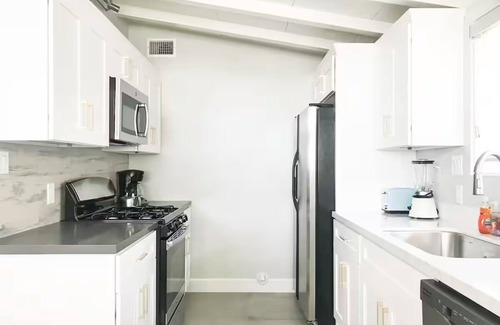 Southwest Anaheim Casa | Stylish Comfy 4-Bedroom House in Anaheim - Close to Disney!