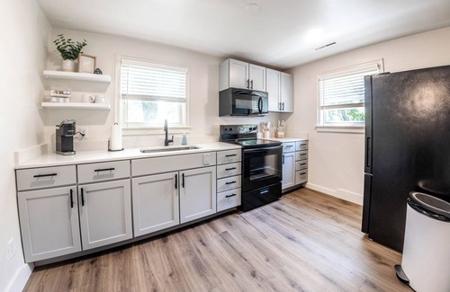 Lincoln Apartamento | Stylish & Comfy Downtown Retreat: Queen Bed + Sofa Bed - Laundry - Free Parking!