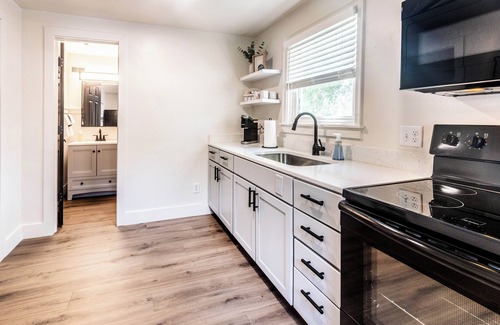 Lincoln Apartamento | Stylish & Comfy Downtown Retreat: Queen Bed + Sofa Bed - Laundry - Free Parking!