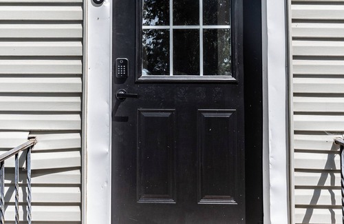 Lincoln Apartamento | Stylish & Comfy Downtown Retreat: Queen Bed + Sofa Bed - Laundry - Free Parking!