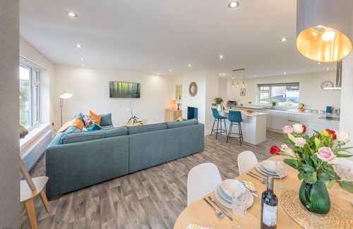 Criccieth Cabaña | Stylish Contemporary Bungalow with Far-Reaching Sea Views | Yr-Awel