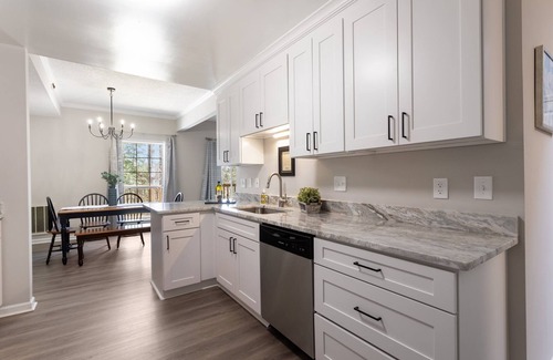 Williamsburg Casa | Stylish & Cozy 3 Bedroom – Convenient Location – Sleeps 7! Longer Stays Welcome!