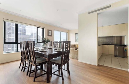 Chinatown Apartamento | Stylish & Cozy 4BR Retreat with FREE Parking