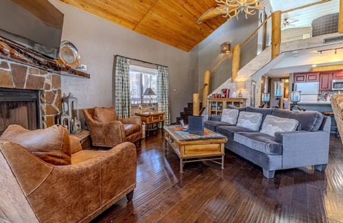 Alto Cabina | Stylish Cozy Cabin Surrounded in Pines- Hot Tub