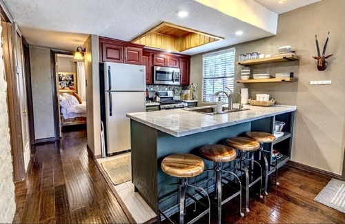 Alto Cabina | Stylish Cozy Cabin Surrounded in Pines- Hot Tub