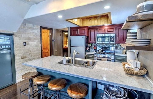 Alto Cabina | Stylish Cozy Cabin Surrounded in Pines- Hot Tub