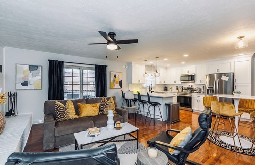 Open Gates Casa | ⭐️Stylish & Cozy Ranch⭐️ Patio, Fenced Back Yard, Fire 🔥Pit-all the essentials!