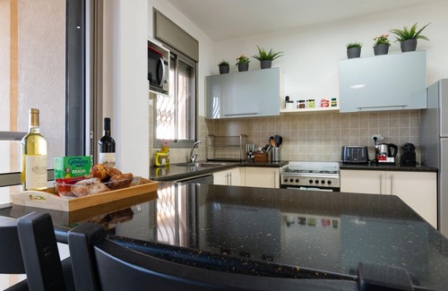Bat Yam Apartamento | Stylish & Cozy Seaview Vacation APT