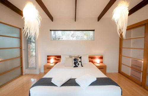 Hayborough Casa | Stylish Dairy Cottage by the Sea- Romantic Luxury