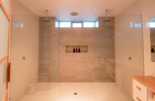 Hayborough Casa | Stylish Dairy Cottage by the Sea- Romantic Luxury