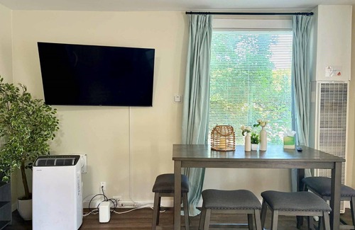 Renton Casa | Stylish Deluxe Kitchen /King Bed/Laundry/Free Parking