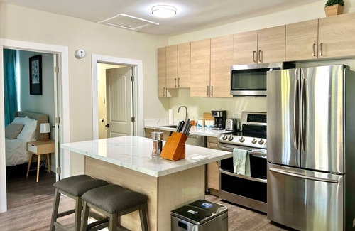 Renton Casa | Stylish Deluxe Kitchen /King Bed/Laundry/Free Parking